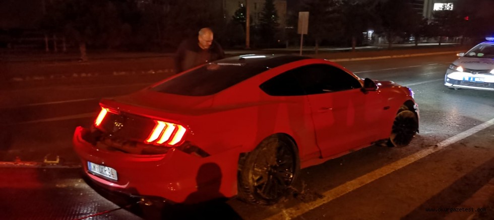 Son model araç karşı yöne uçtu 2 yaralı