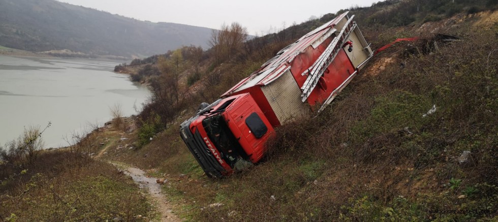 İtfaiye takla atto; 2 yaralı