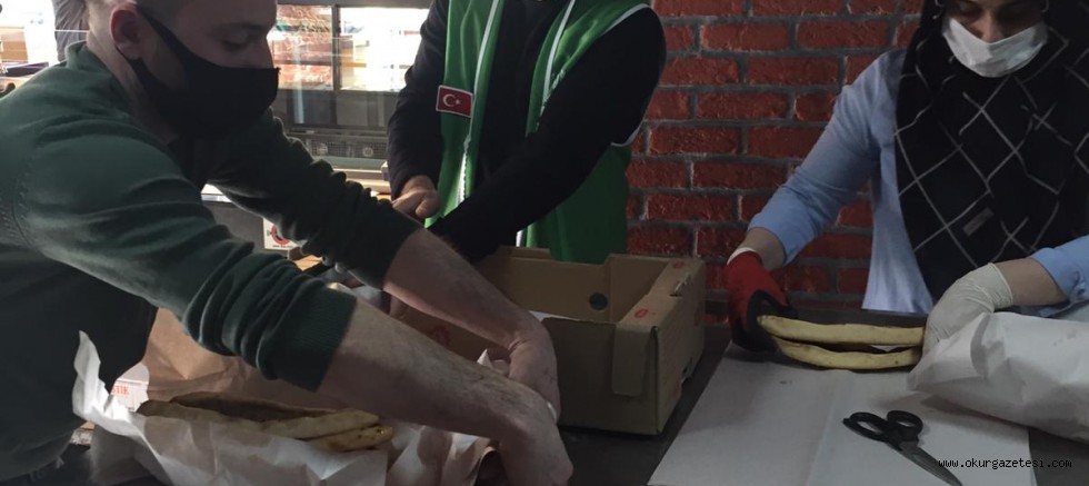 POLİSLERE PİDE İKRAM ETTİLER