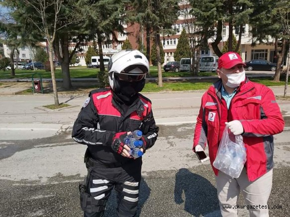 Türk Kızılay İnegöl görevlilere su dağıttı