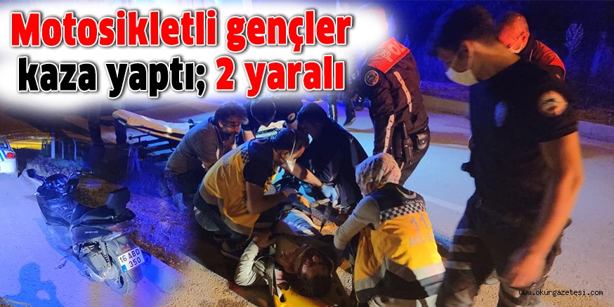 Motosikletli gençler kaza yaptı; 2 yaralı