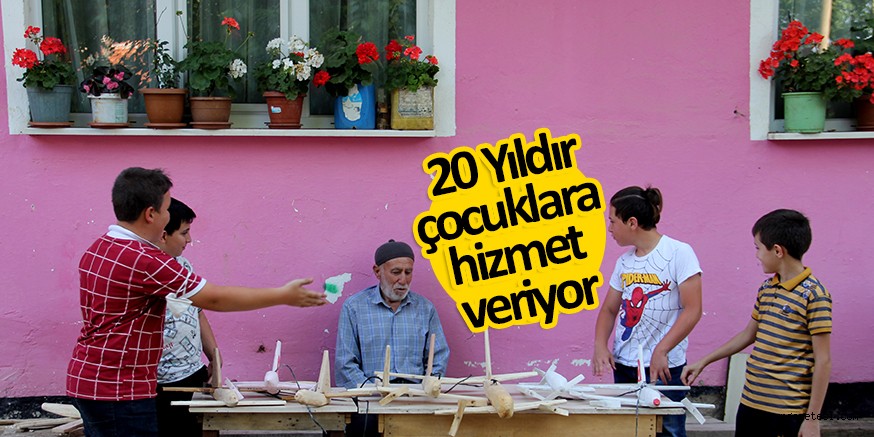 20 yıldır oyuncak uçak yaparak çocukları sevindiriyor
