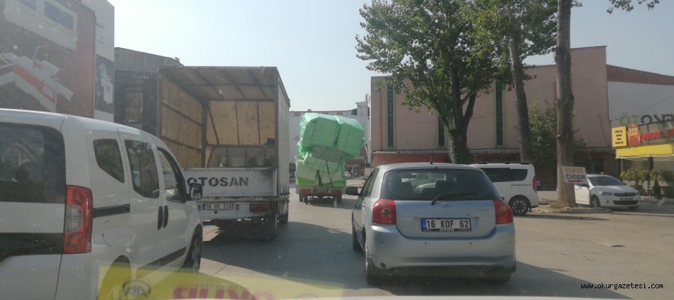 AŞIRI YÜKLÜ KAMYONET TEPKİLERE NEDEN OLDU