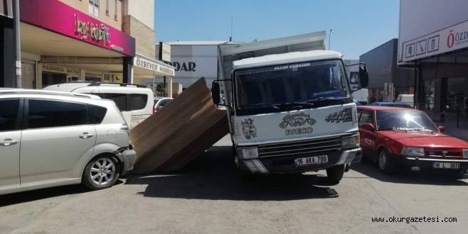 Suntalar park halindeki araçlara ok gibi saplandı