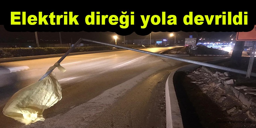 Elektrik direği yola devrildi