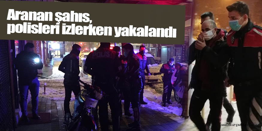 Başkasına ceza yazılırken polisleri izleyen şahıs, hırsızlıktan dolayı arandığı tespit edildi