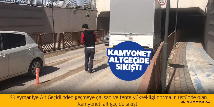 Kamyonet altgeçide sıkıştı