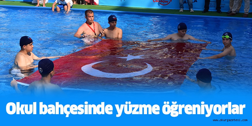 Okul bahçesinde yüzme öğreniyorlar