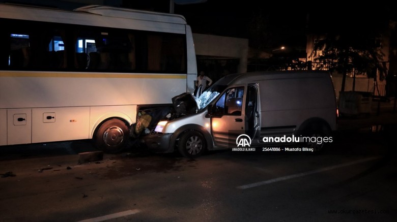 Bursa’da hafif ticari aracın park halindeki otobüse çarpması sonucu 3 kişi yaralandı