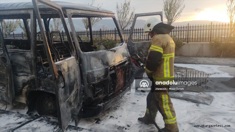 Bursa’da hastane bahçesinde park halindeki minibüs yandı