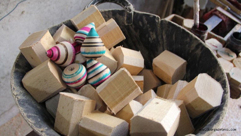 Çocuklar için 34 yıldır rengarenk topaçlar yapıyor