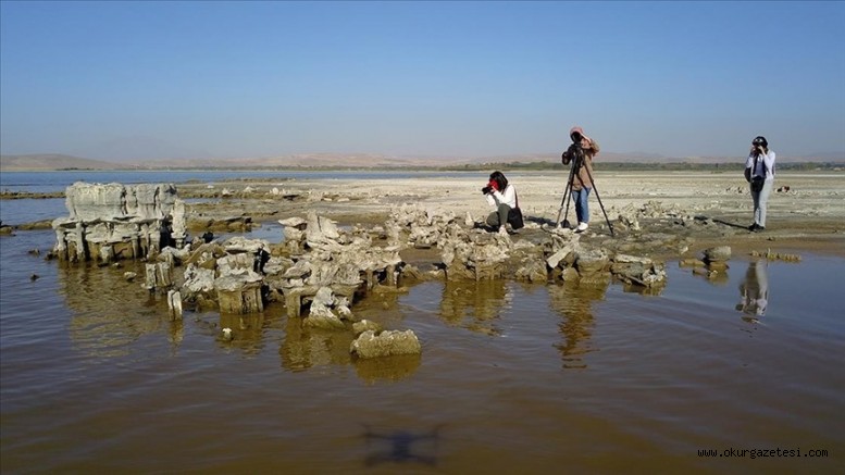 Van Gölü’nde su çekilince binlerce yıllık mikrobiyalitler görüntülendi