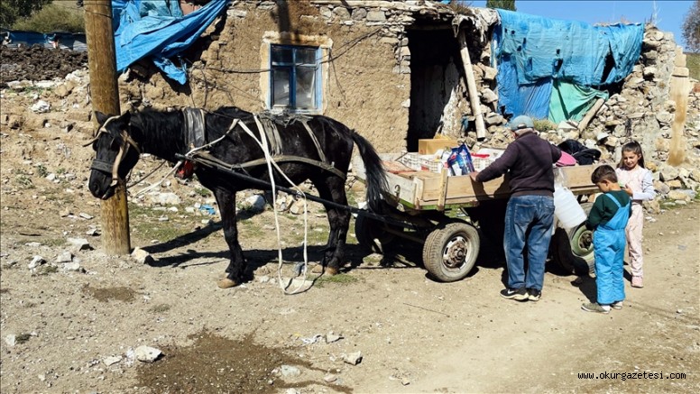 Atıyla aşındırdığı yollarda 54 yıldır köy köy gezip çerçilik yapıyor