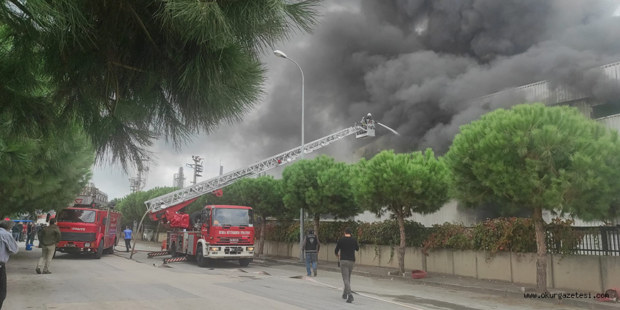 Bursa’da elyaf fabrikasında çıkan yangına müdahale ediliyor