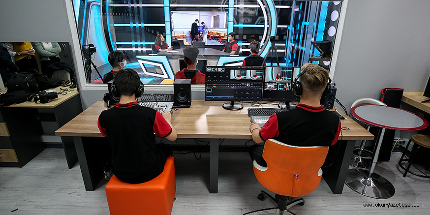 İletişimci adayı liseliler derslerini profesyonel stüdyoda görüyor