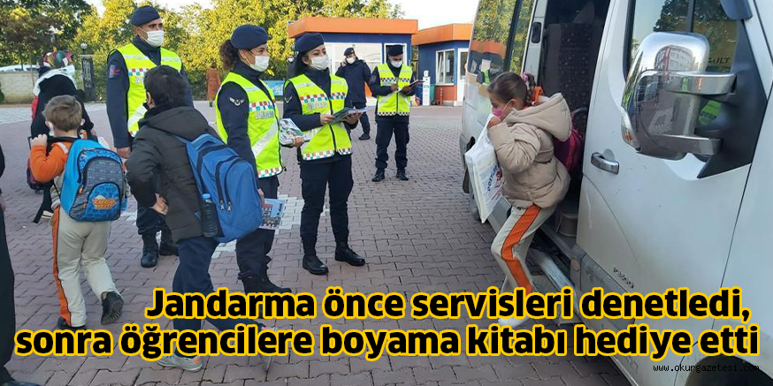 Jandarma önce servisleri denetledi,  sonra öğrencilere boyama kitabı hediye etti