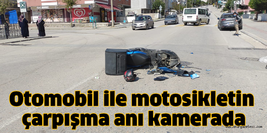 Otomobil ile motosikletin çarpışma anı kamerada