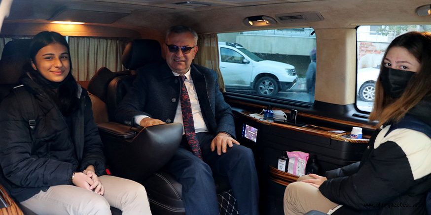 Belediye başkanı, makam minibüsünü okul servisi olarak kullanıyor