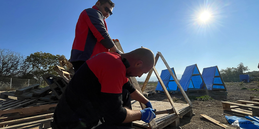 Bursa’da arama kurtarma ekipleri sokak hayvanları için kulübe yaptı