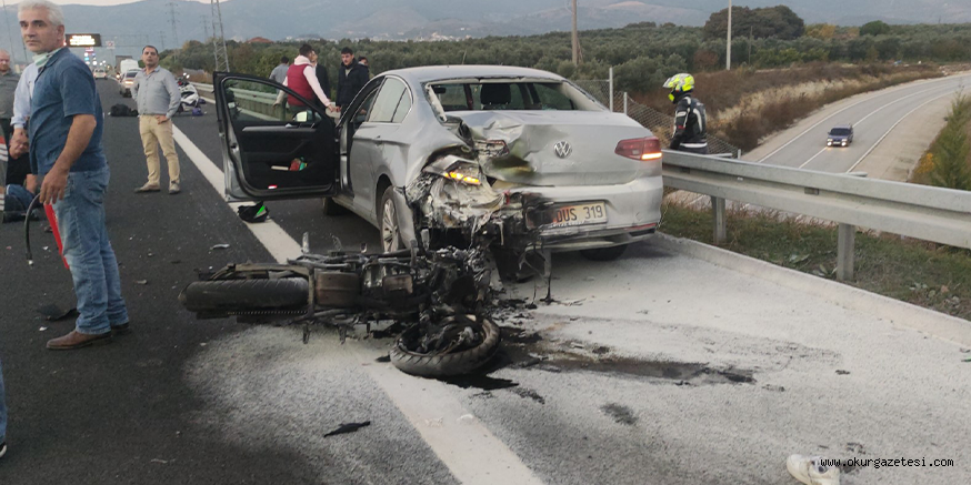Bursa’da otoyol kenarındaki otomobile çarpan motosikletteki 2 kişi yaralandı