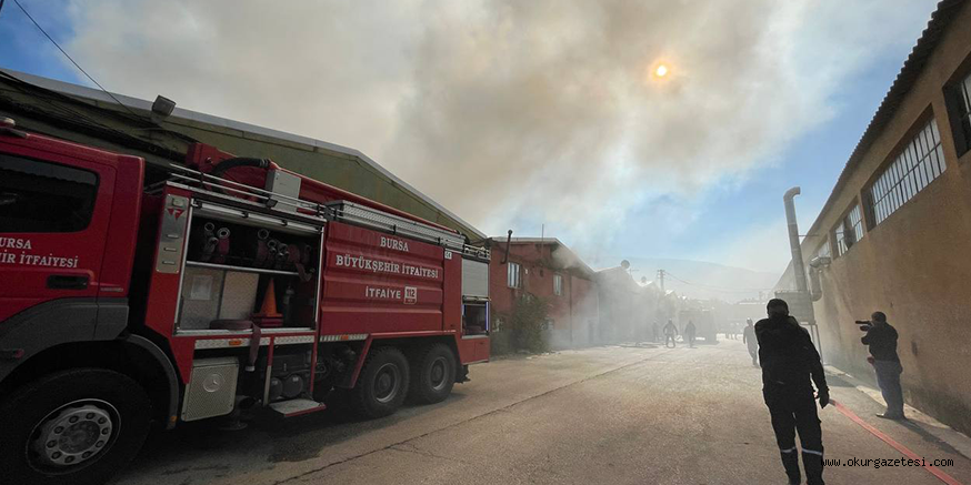 Bursa’da tekstil fabrikasında çıkan yangına müdahale ediliyor