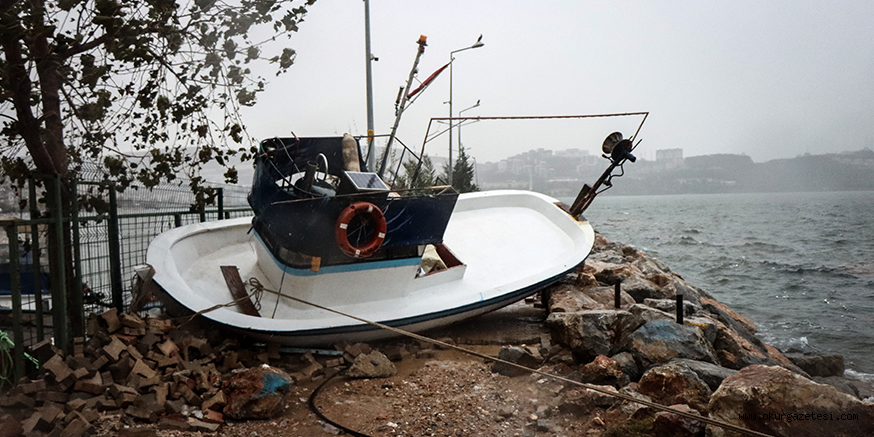 Gemlik Körfezi’nde dalgaların oluşturduğu hasarın boyutu gün ağarınca ortaya çıktı