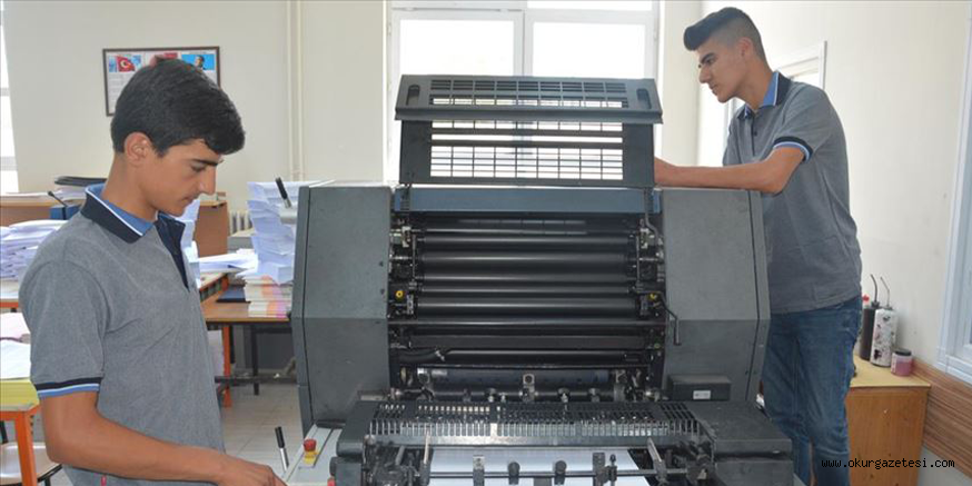 Meslek lisesinde matbaacılığı öğrenirken hem kazanıyor hem kazandırıyorlar