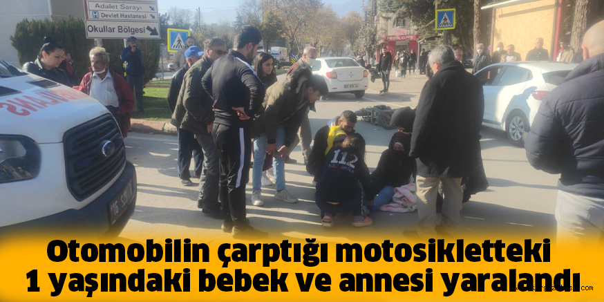Otomobilin çarptığı motosikletteki 1 yaşındaki bebek ve annesi yaralandı