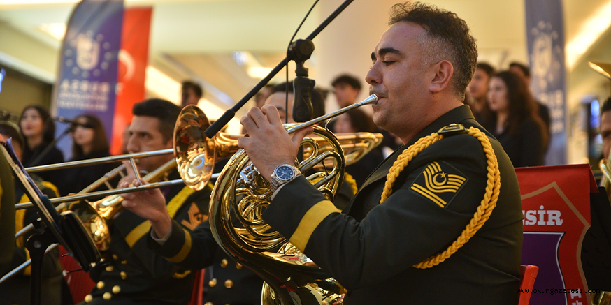 Askeri bandodan anlamlı konser