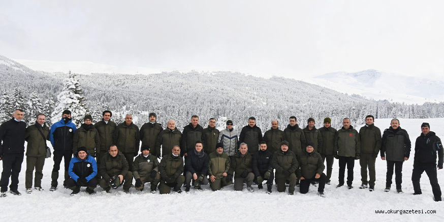 Bakan Pakdemirli, Uludağ’da yaban hayvanları için doğaya yem bıraktı