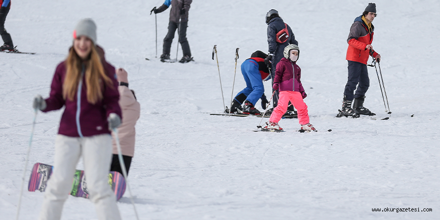 Bursa’da ilk defa Uludağ’a çıkan öğrenciler kayak yapmanın mutluluğunu yaşadı