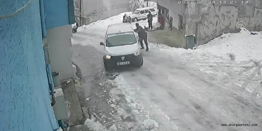 Buzlu yolda kayan araç ev ile yol arasındaki boşluğa düştü