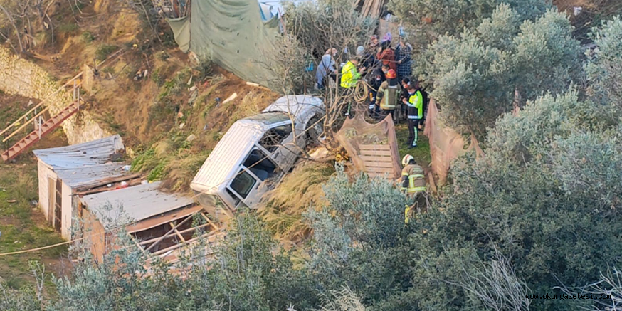 Gemlikte şarampole yuvarlanan araç, sitenin deposunun çatısında durdu