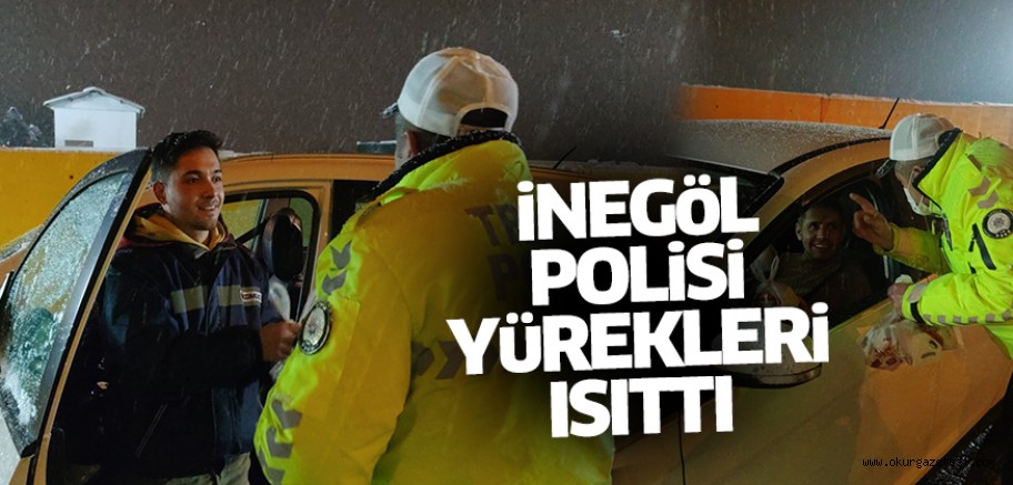 Kar yağışı nedeni ile ağırlaşan trafikte seyreden sürücülere, polislerden simit ve çay ikramı