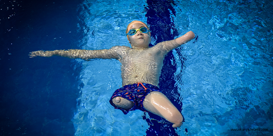 Tek koluyla tutunduğu hayatını yüzme değiştirdi
