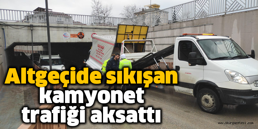 Altgeçide sıkışan kamyonet trafiği aksattı
