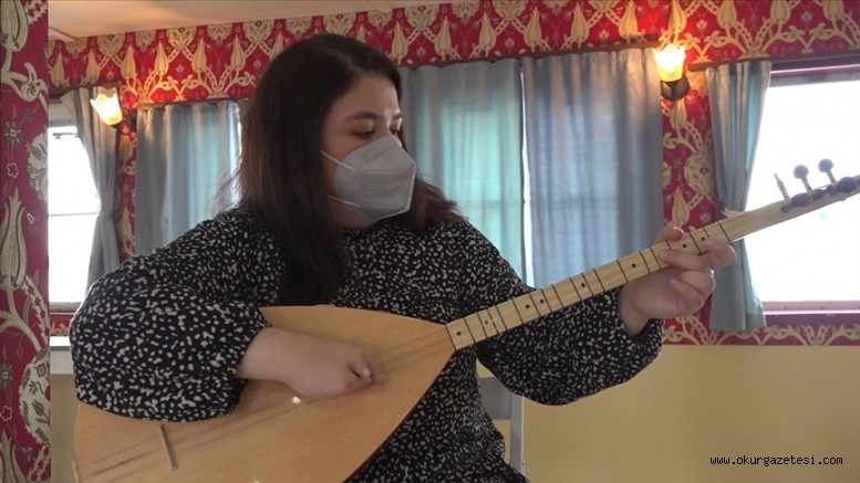 Doğuştan beş parmağı olmayan Zeynep, bağlama öğrenerek azmiyle örnek oldu