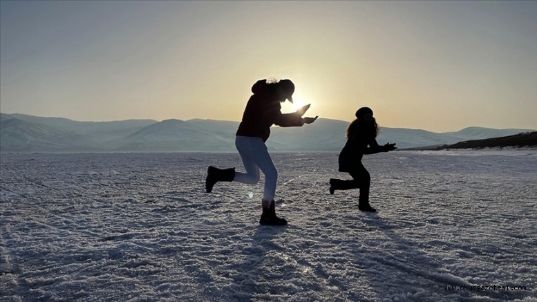 ‘Erik dalı’ oynayarak buzla kaplı Çıldır Gölü’nü tanıttılar