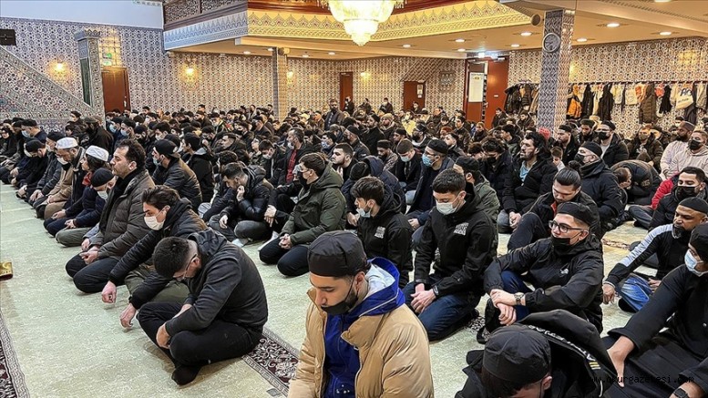 Hollanda’da yüzlerce genç sabah namazında buluştu