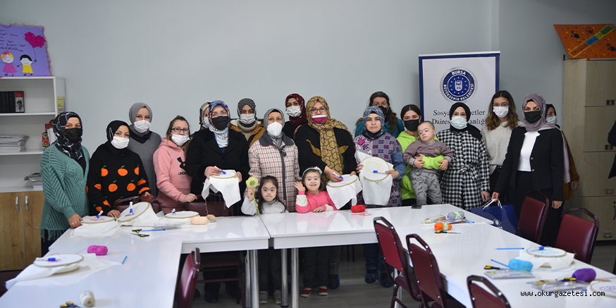 Bu okulda çocuklar da anneleri de öğrenci