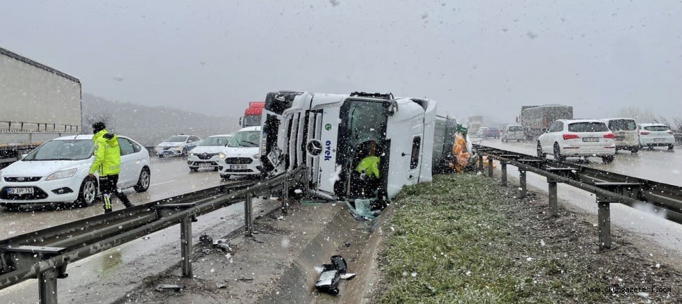 Bursa’da aynı yerde kaza yapan iki tırdan birinin sürücüsü yaralandı