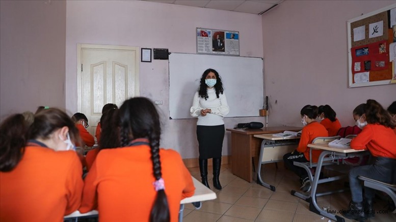 Eğitim aşkıyla öğretmen olan görme engelli, öğrencilerini hayata hazırlıyor