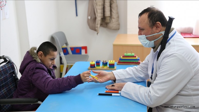 Göremeyen baba, zihinsel engelli oğlu için özel eğitim öğretmenliği okuyor