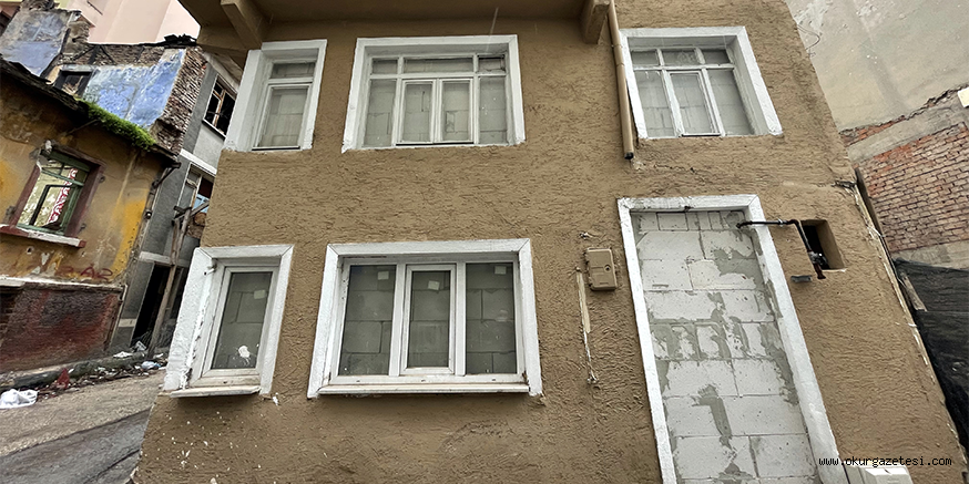 Hırsızlardan bıkan ev sahibi kapı ve pencerelere duvar ördürdü