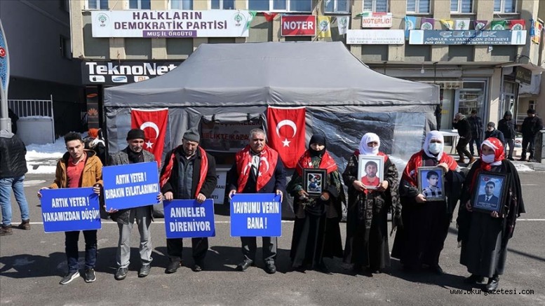 Muş’ta çocukları PKK’lı teröristlerce kaçırılan aileler HDP önündeki eylemini sürdürdü