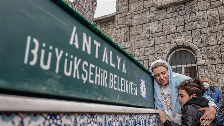 Sahipsiz köpeklerden kaçarken kamyonun altında kalan çocuğun cenazesi defnedildi