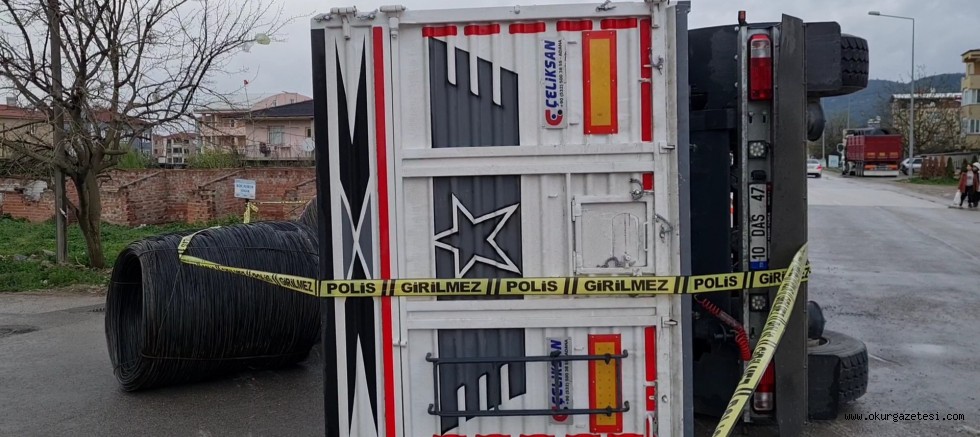 Demir yüklü tırın devrildiği anlar kameraya yansıdı