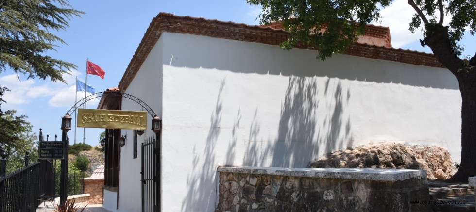 Şeyh Edebali Türbesi’nin yeni sanduka örtüsü tekbirler eşliğinde serildi