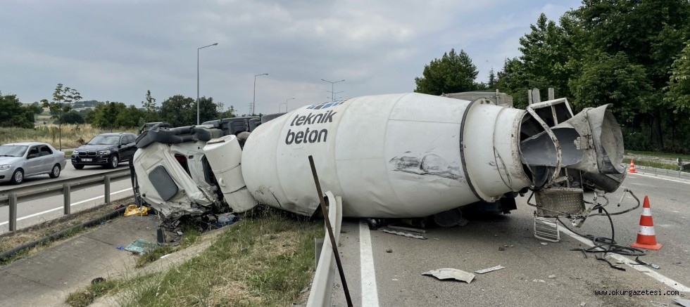 Beton mikserinin üstüne devrildiği otomobildeki baba ve oğul öldü