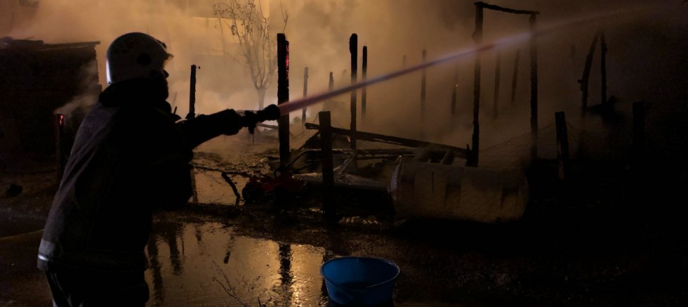 Bir ailenin yaşadığı baraka yandı